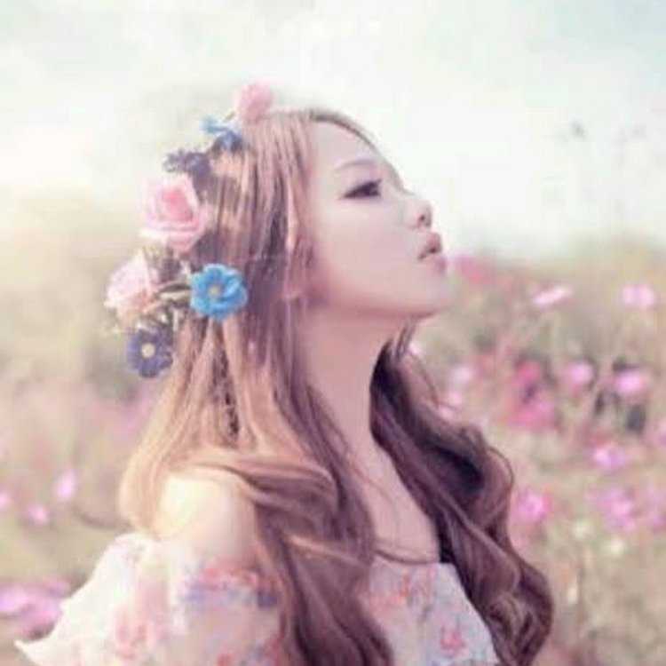 Корейская девушка с цветами