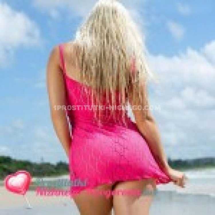 Девушка в коротком платье сзади