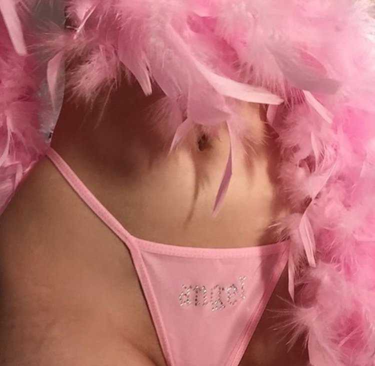 Девушка в розовых трусах Эстетика