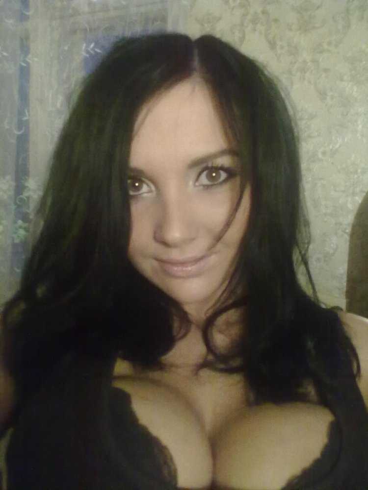 Русская сисястая брюнетка