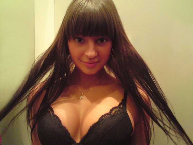 Девушки с челкой грудь