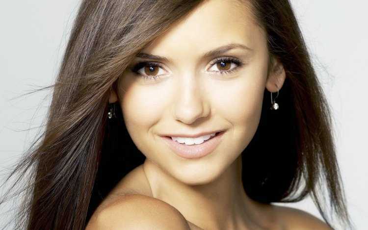 Нина Добрев брюнетка