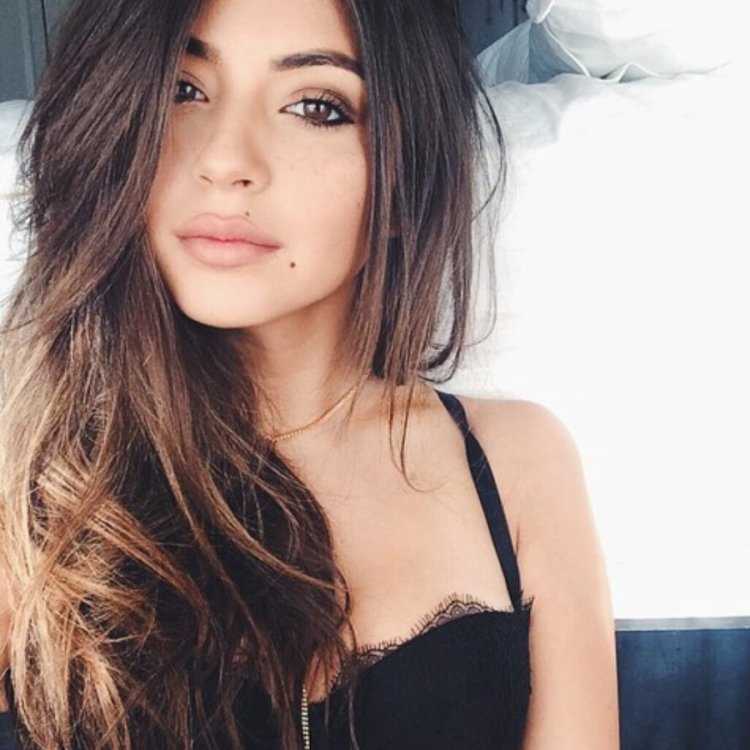 Брюнетки с карими глазами селфи