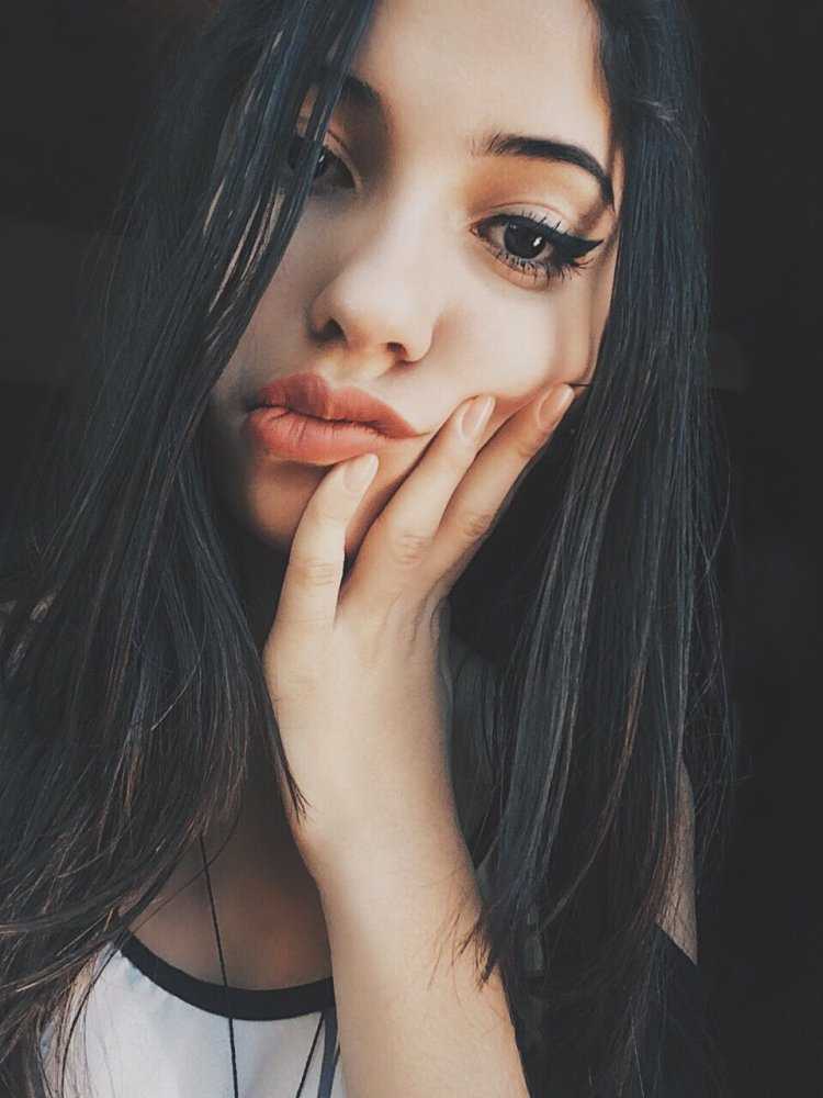 Половина лица девушки