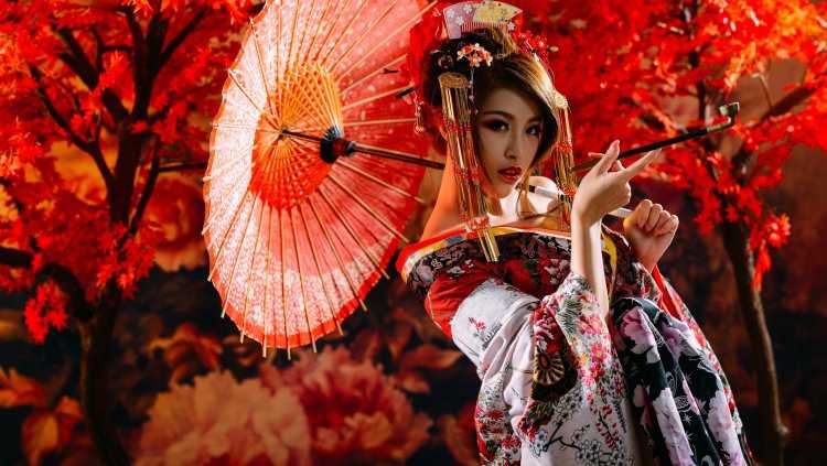 Гейша Японии с зонтиком