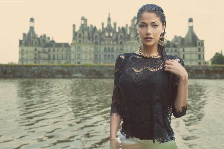 Девушки в мокрой одежде