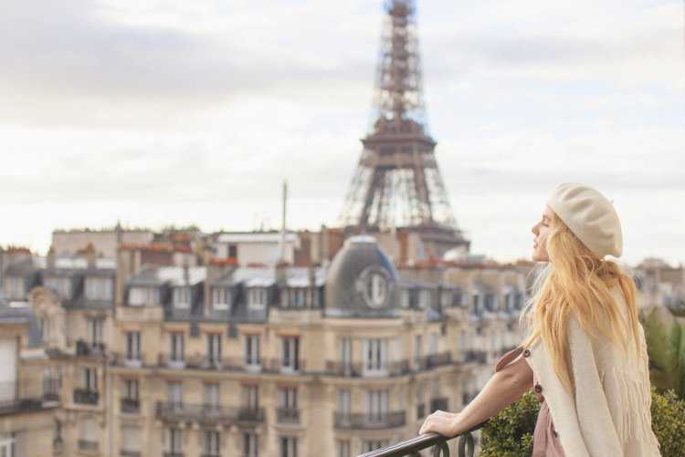 Женщина в Париже