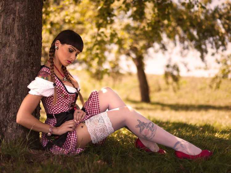 Девушки в сарафане и чулках