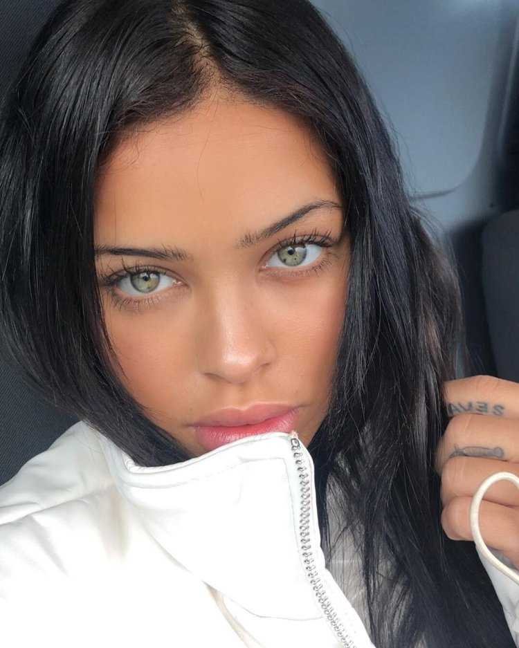 Девушка брюнетка с зелеными глазами