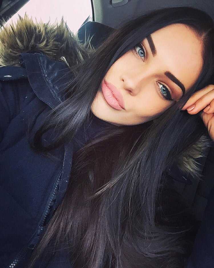 Русская девушка с черными волосами