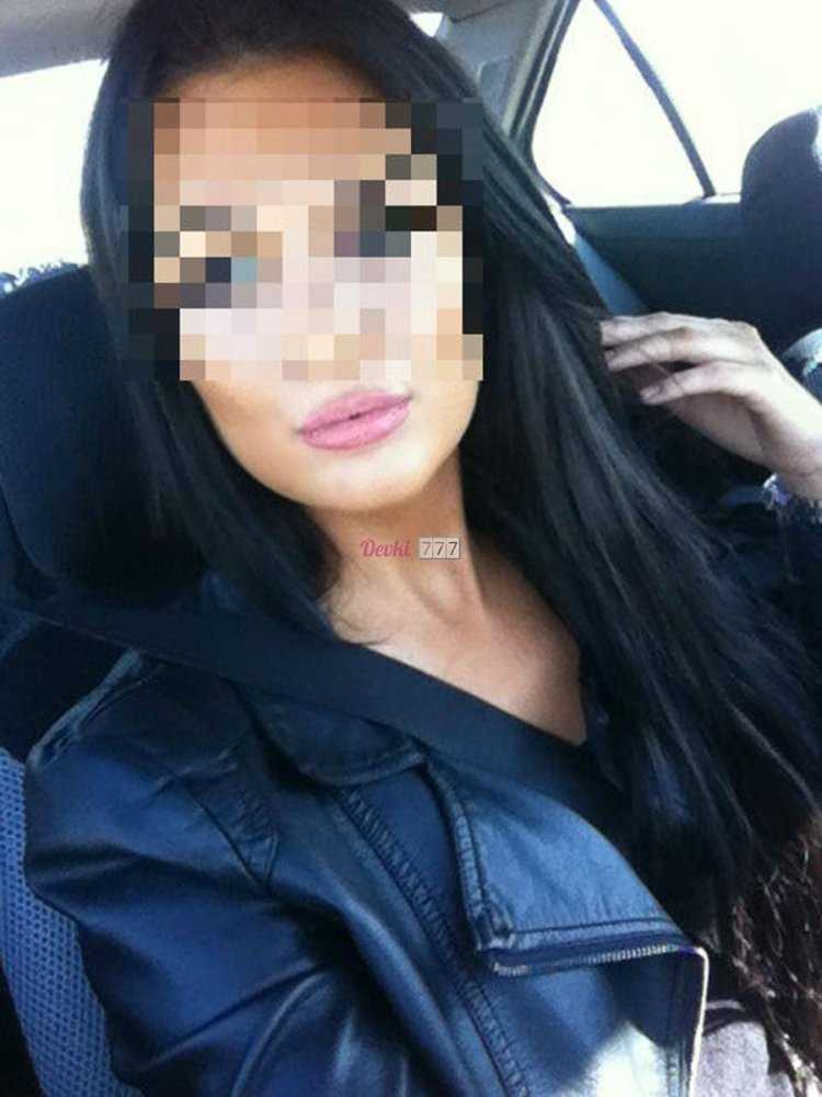 Брюнетка с голубыми линзами