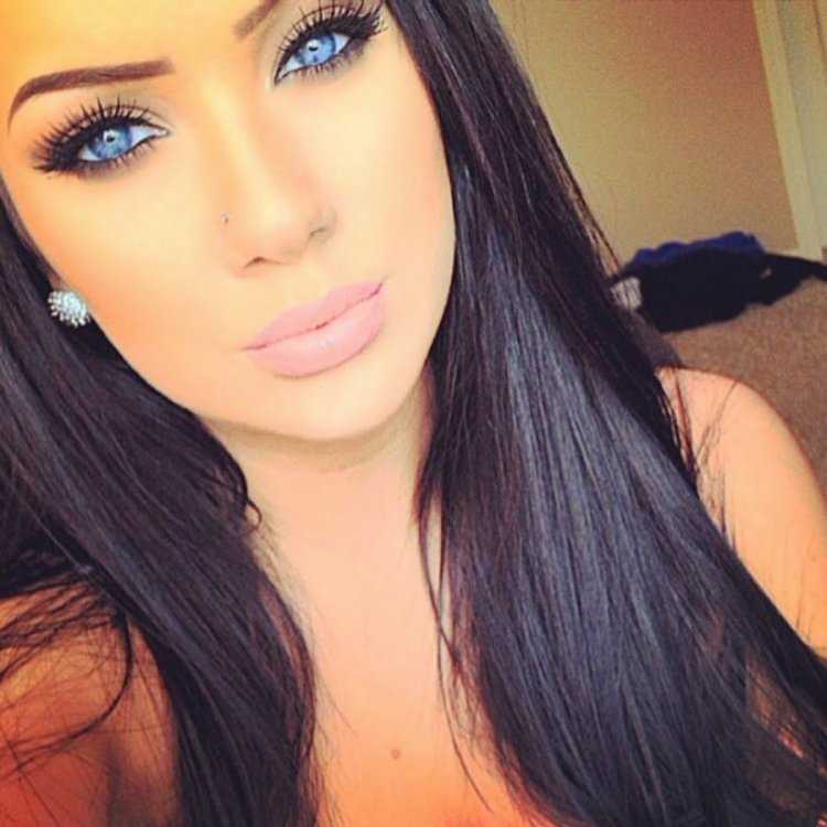 Брюнетка с голубыми глазами селфи