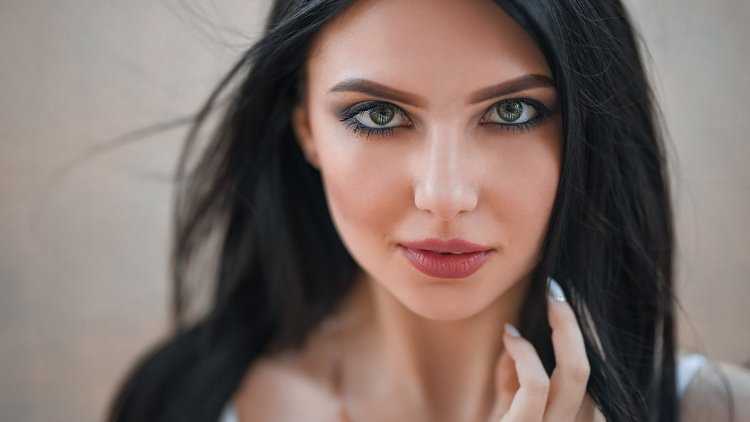 Красивые брюнетки с голубыми глазами