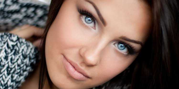 Русская голубоглазая брюнетка68