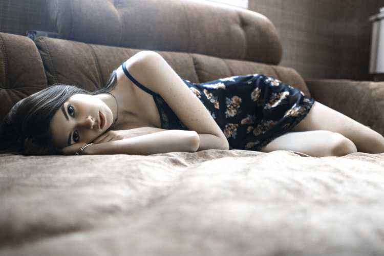 Модель лежит