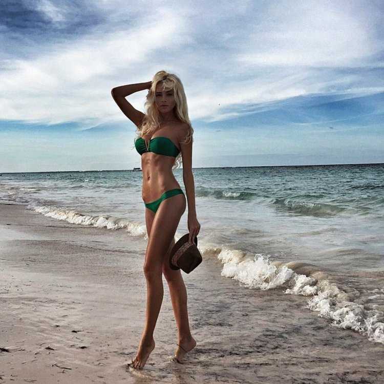 Алена Ицкова в купальнике