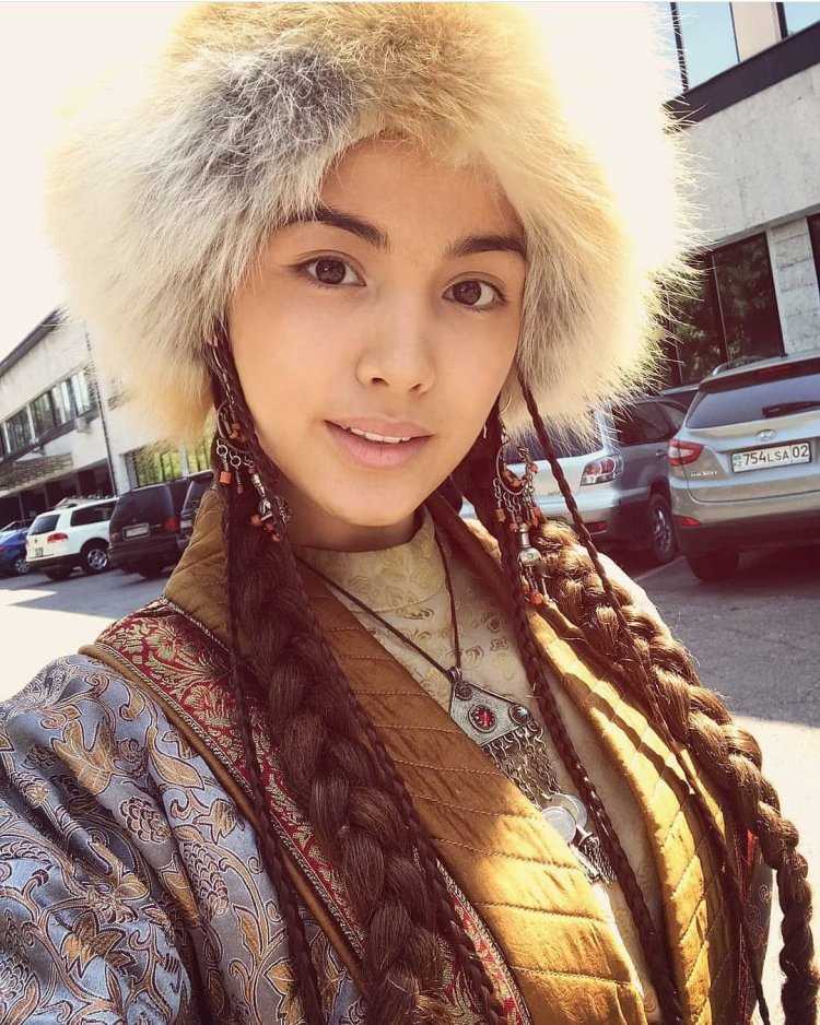 Chailee son в платье