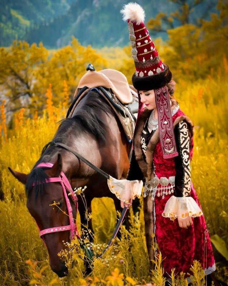 Девушка в траве