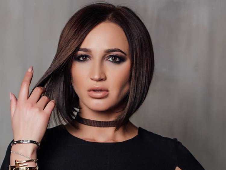 Русская певица с каре брюнетка34