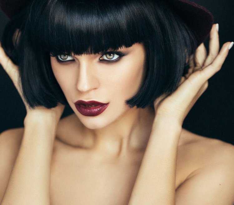 Кристина Асмус стрижка каре черные волосы