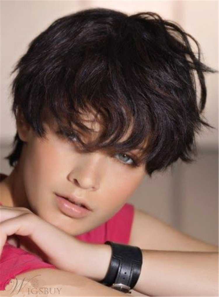 Красивая брюнетка с короткрстрижкой