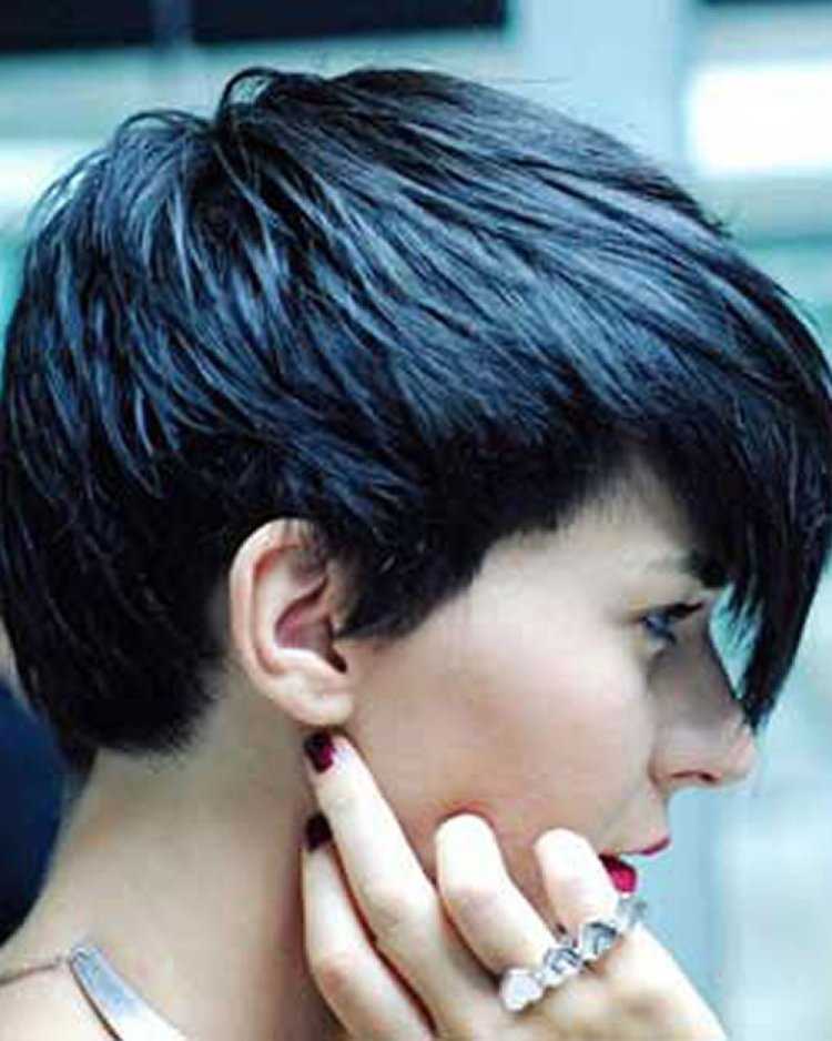 Брюнет с короткой стрижкой