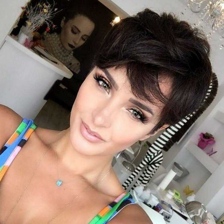 Модные короткие стрижки для брюнеток с челкой