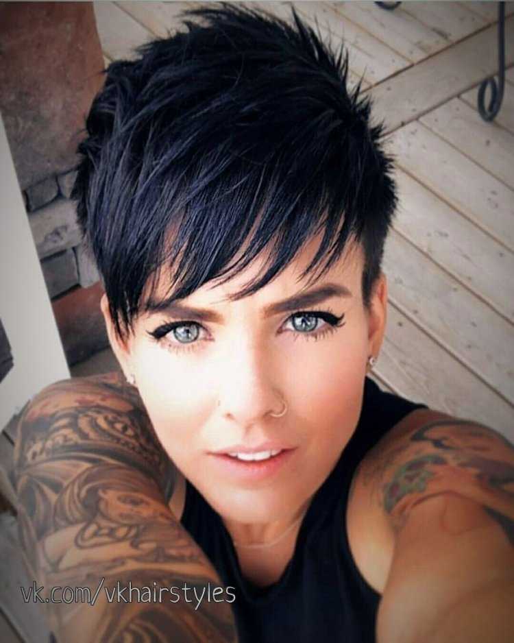 Стрижка Пикси с челкой на темные волосы