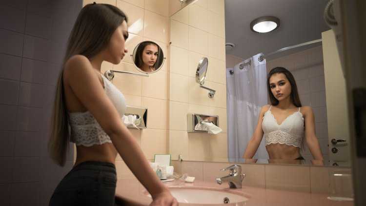 Девушка в ванной комнате