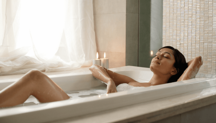 Женщина нежится в ванной