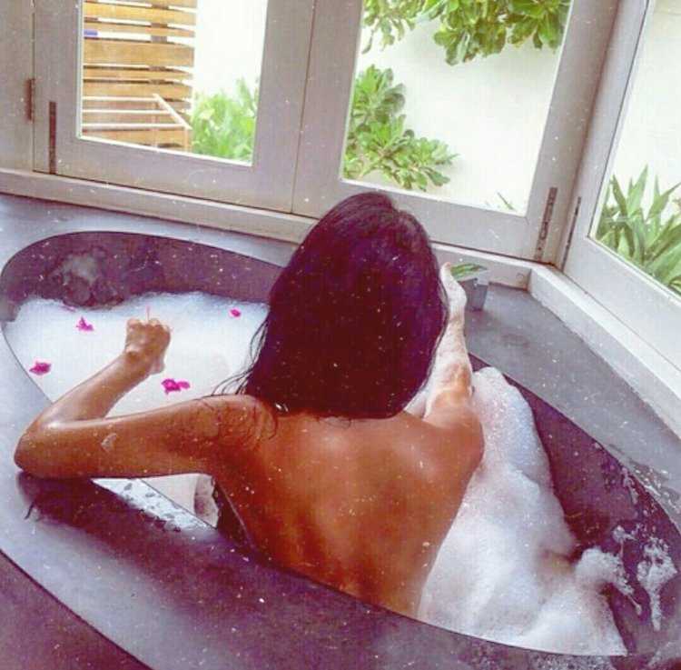 Девушка брюнетка в ванной