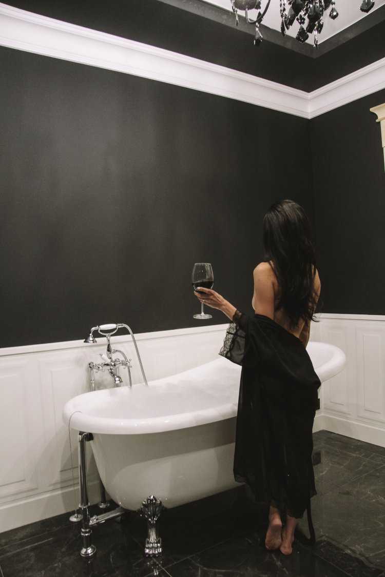 Женщина в ванной комнате