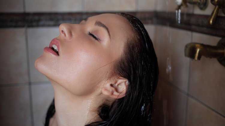 Девушка брюнетка в душе