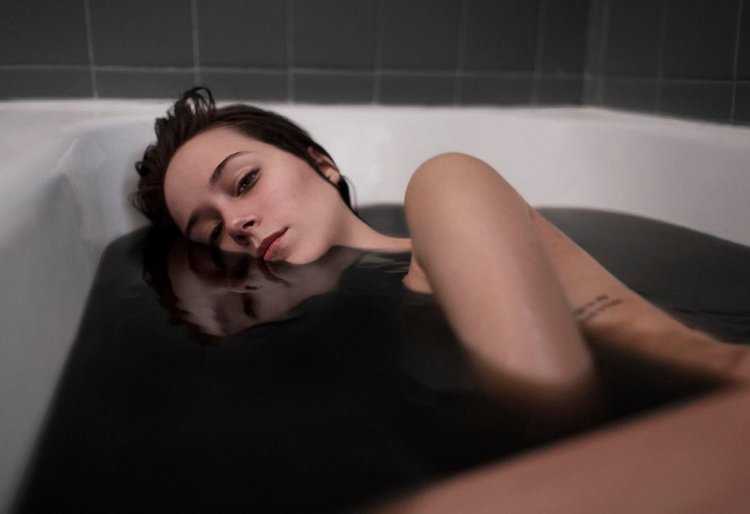 Лежит в ванной