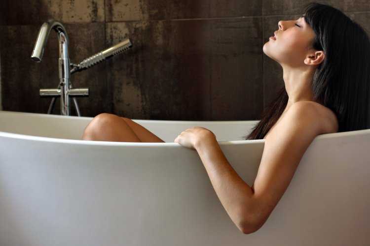 Девушка лежит в ванне
