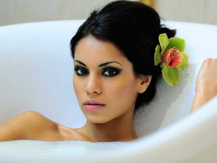 Красивая девушка в ванной