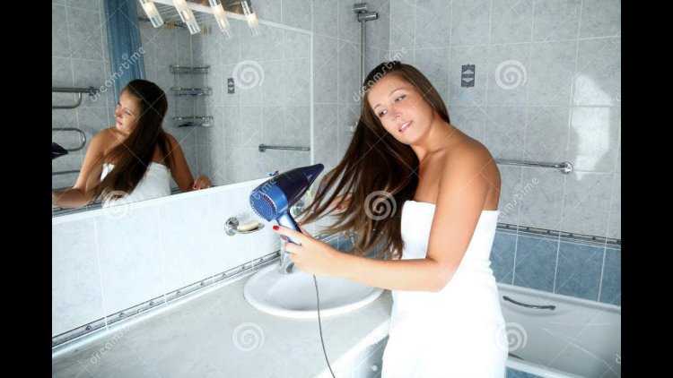 Девушка с феном в ванной