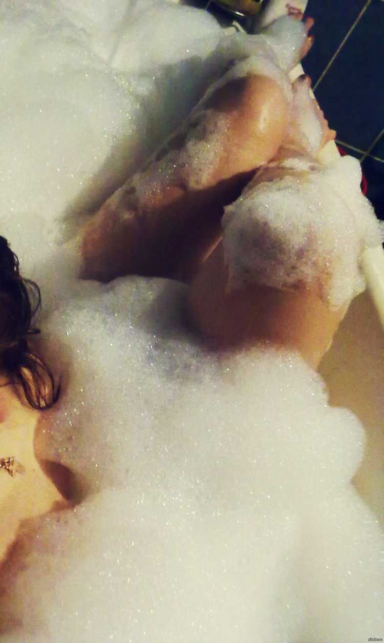 Ножки в ванной с пеной