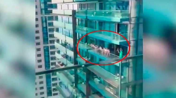 Девушки в Дубае на балконе