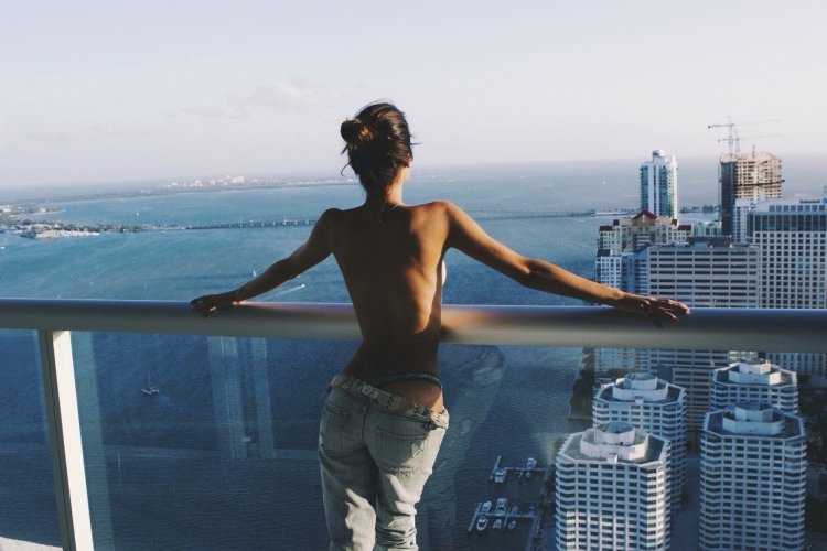 Девушка на балконе со спины