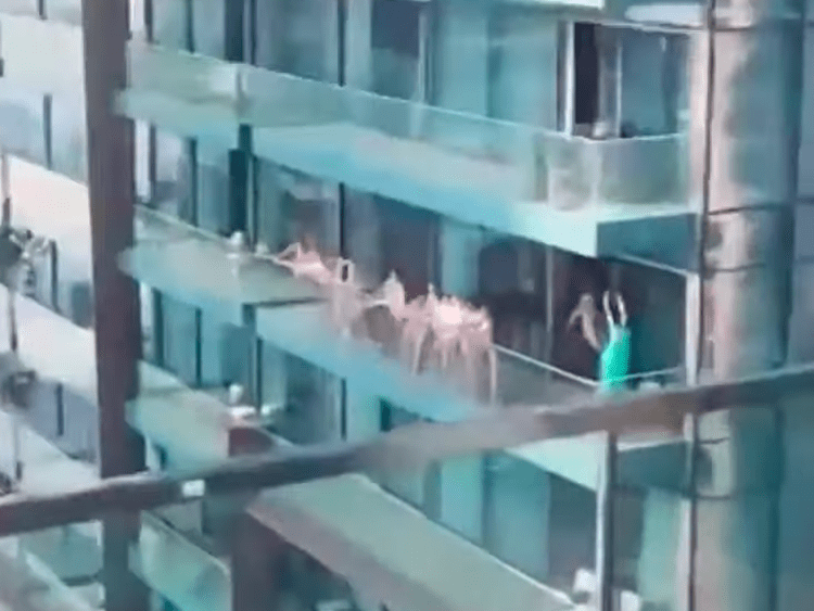 Девушки на балконе в Дубае без ретуши