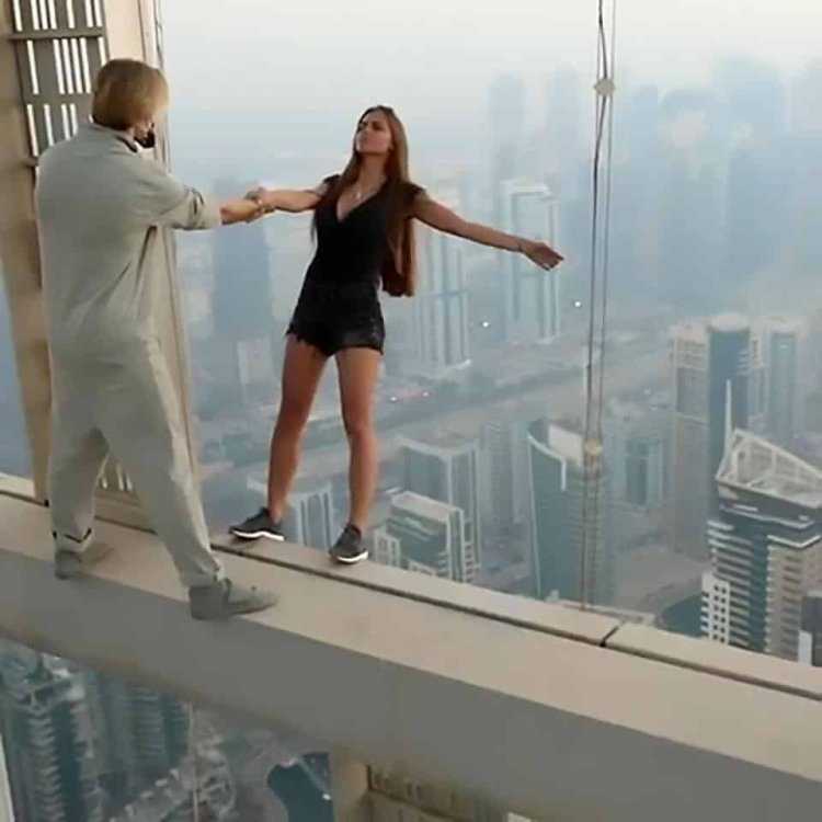 Виктория Одинцова на крыше небоскреба