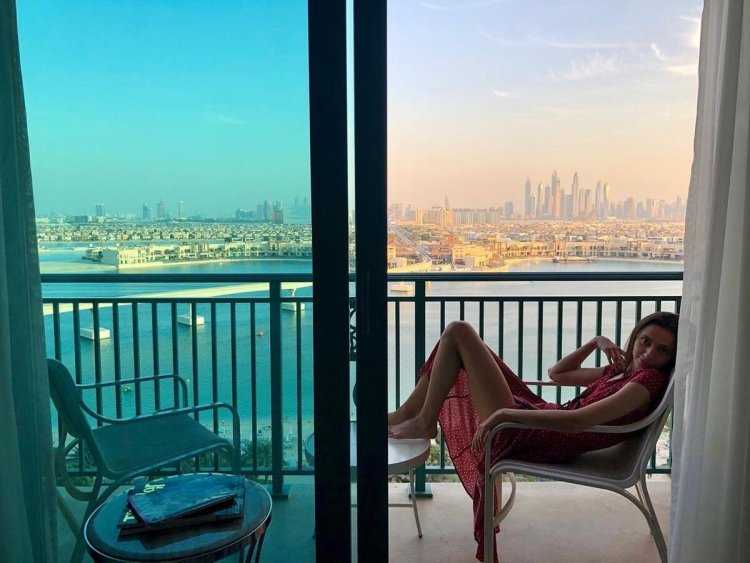 Девушка на балконе отеля