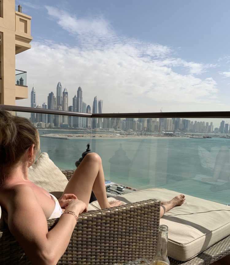 Фотосессия в Дубае на балконе отеля