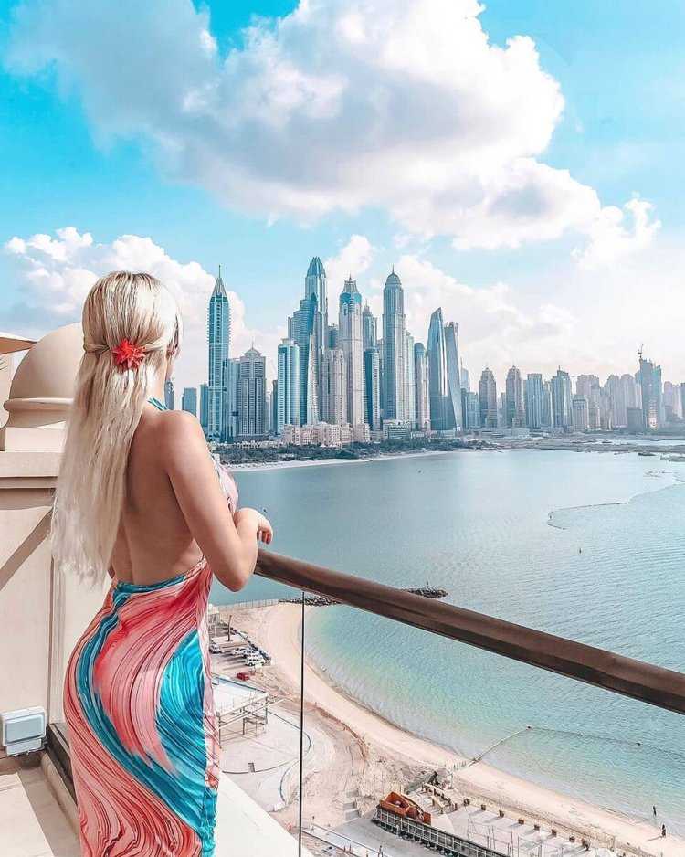 Девушка блондинка в Дубае