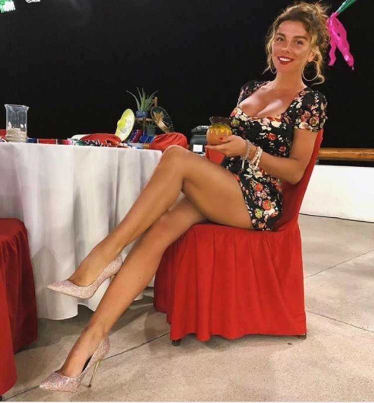 Анна Седокова ноги