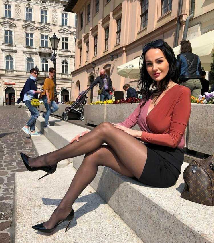 Женщины в чулках на улице