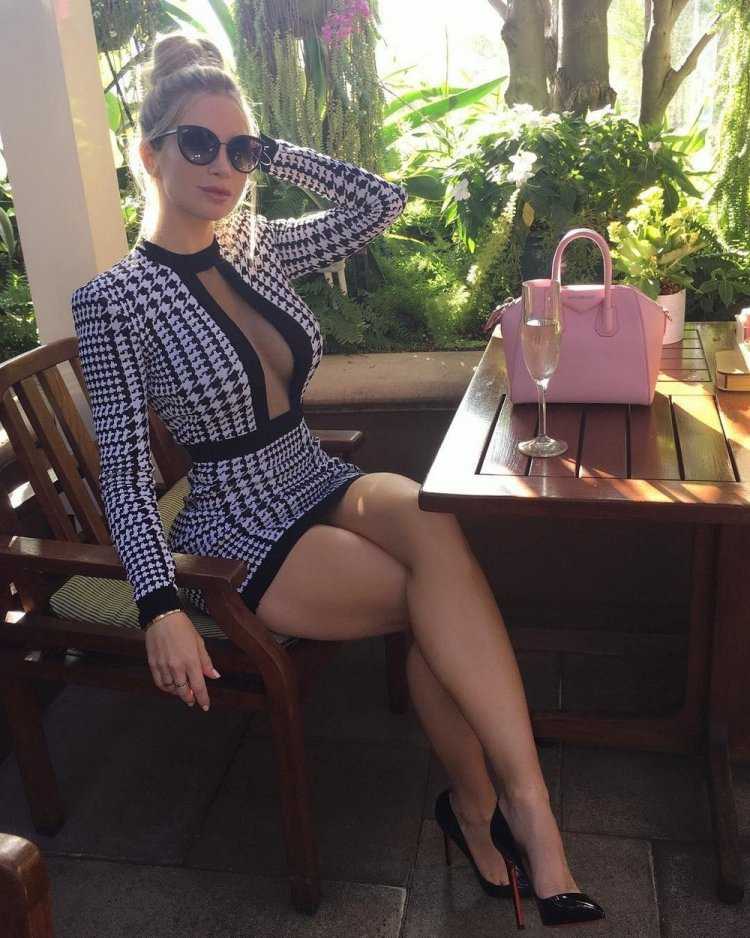 Amanda Elise Lee в платье мини