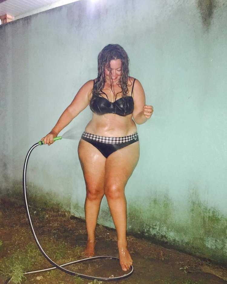 Толстые женщины в душевой