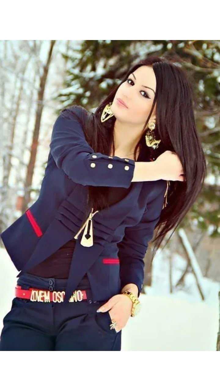 Подростки с кудрявыми волосами девушки